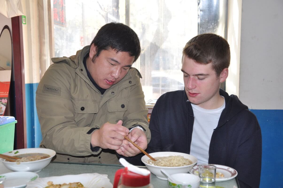 Wie isst man richtig mit chinesischen Stäbchen?